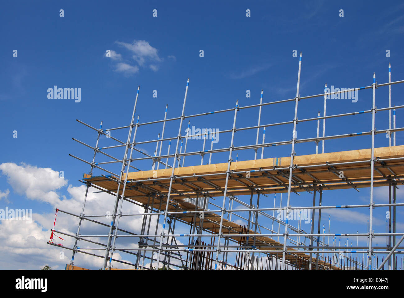 À l'échafaudage chantier contre le ciel bleu Banque D'Images