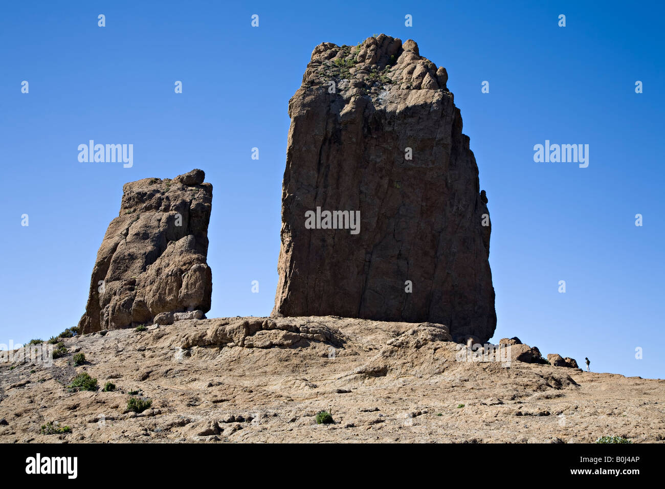 Le sommet avec Roque Nublo personne marchant sur skyline Gran Canaria Îles Canaries Espagne Banque D'Images