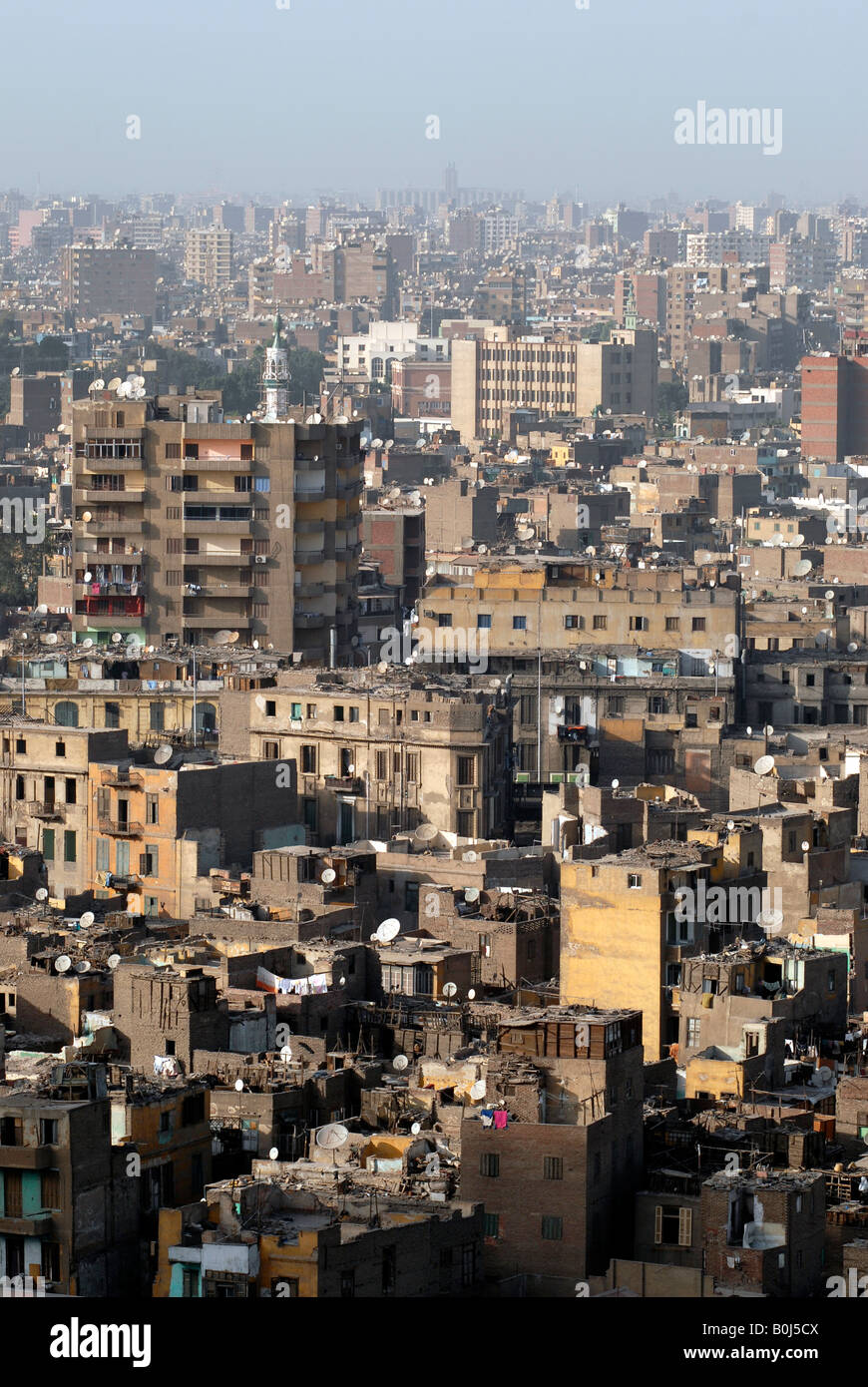 Vue montrant le surpeuplement des logements dans le centre du Caire Egypte Banque D'Images