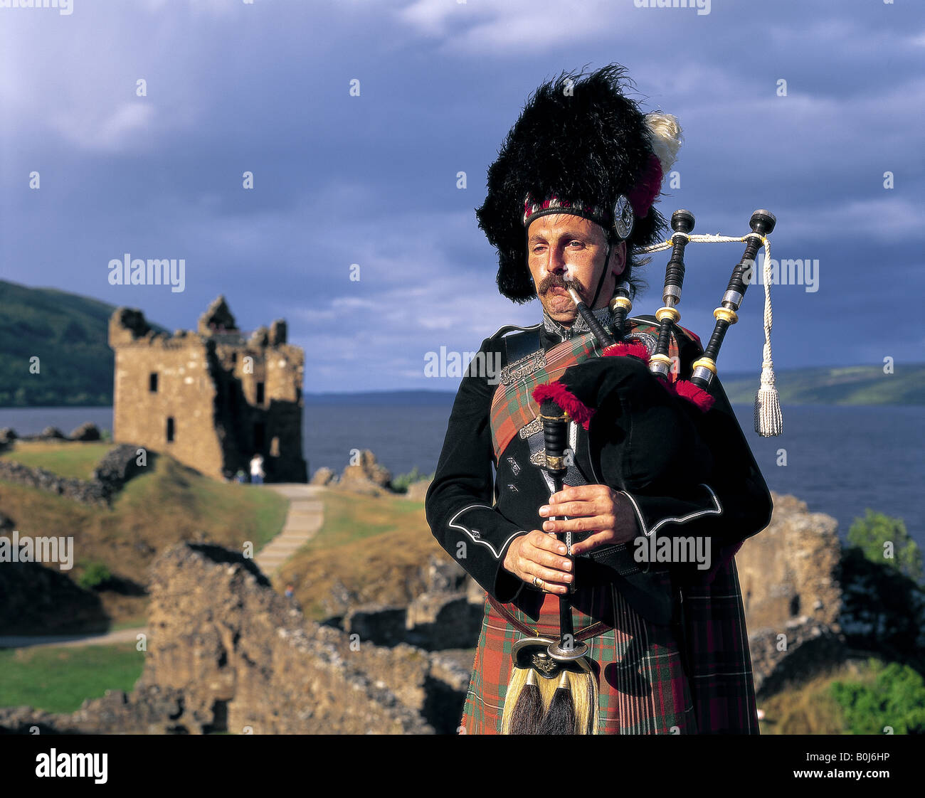 Cornemuse écossaise au château d'Urquhart Loch Ness en Écosse Banque D'Images