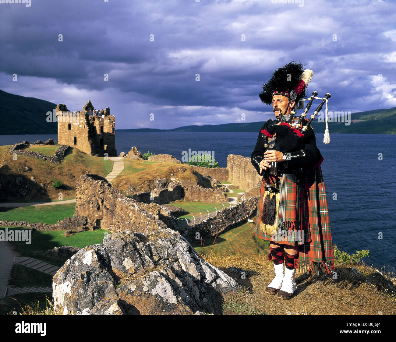 Cornemuse écossaise au château d'Urquhart Loch Ness en Écosse Banque D'Images