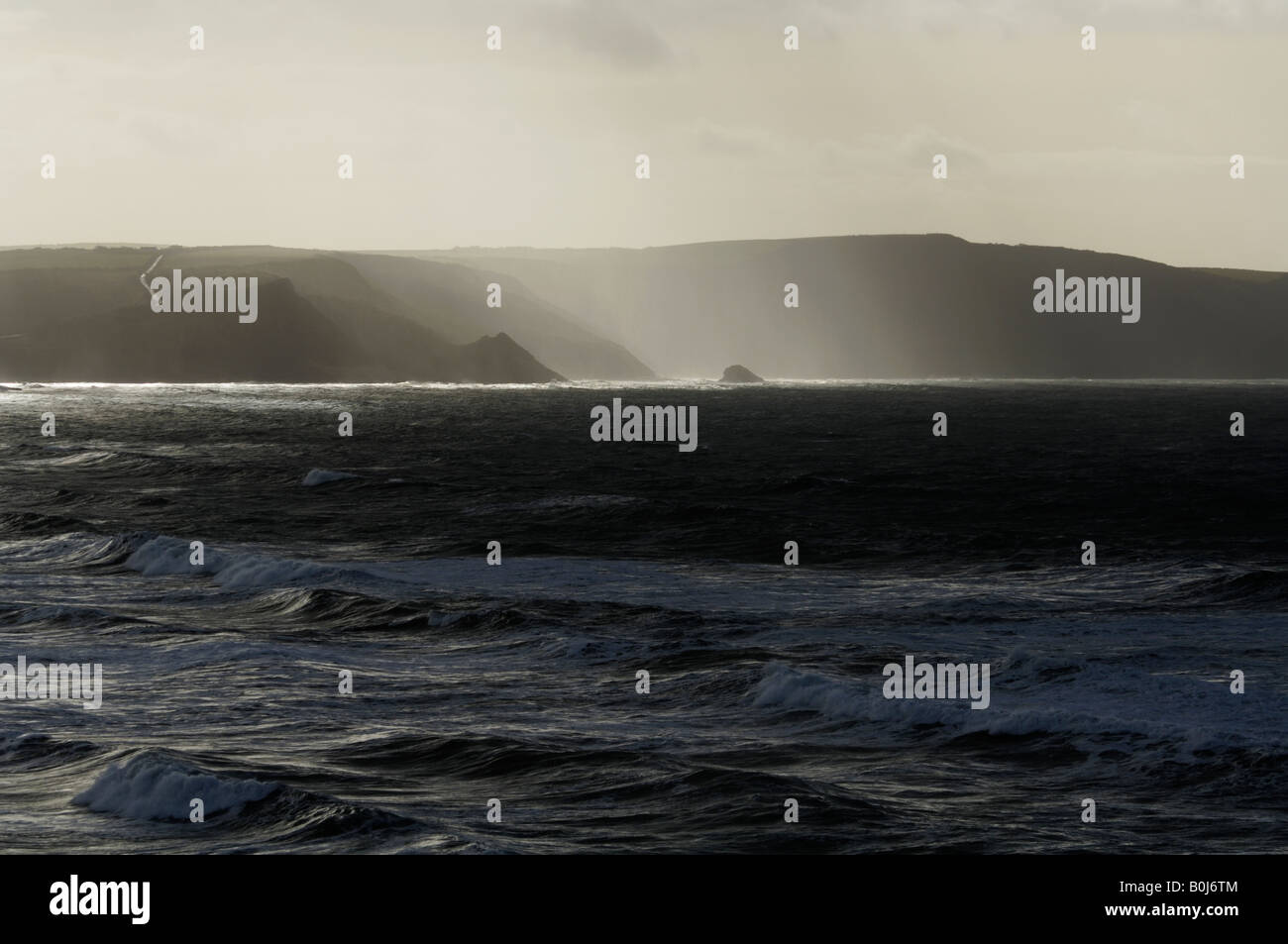 La côte sauvage de North Cornwall vue de Lower Longbeak à Widemouth Bay, Cornwall, Angleterre. Banque D'Images
