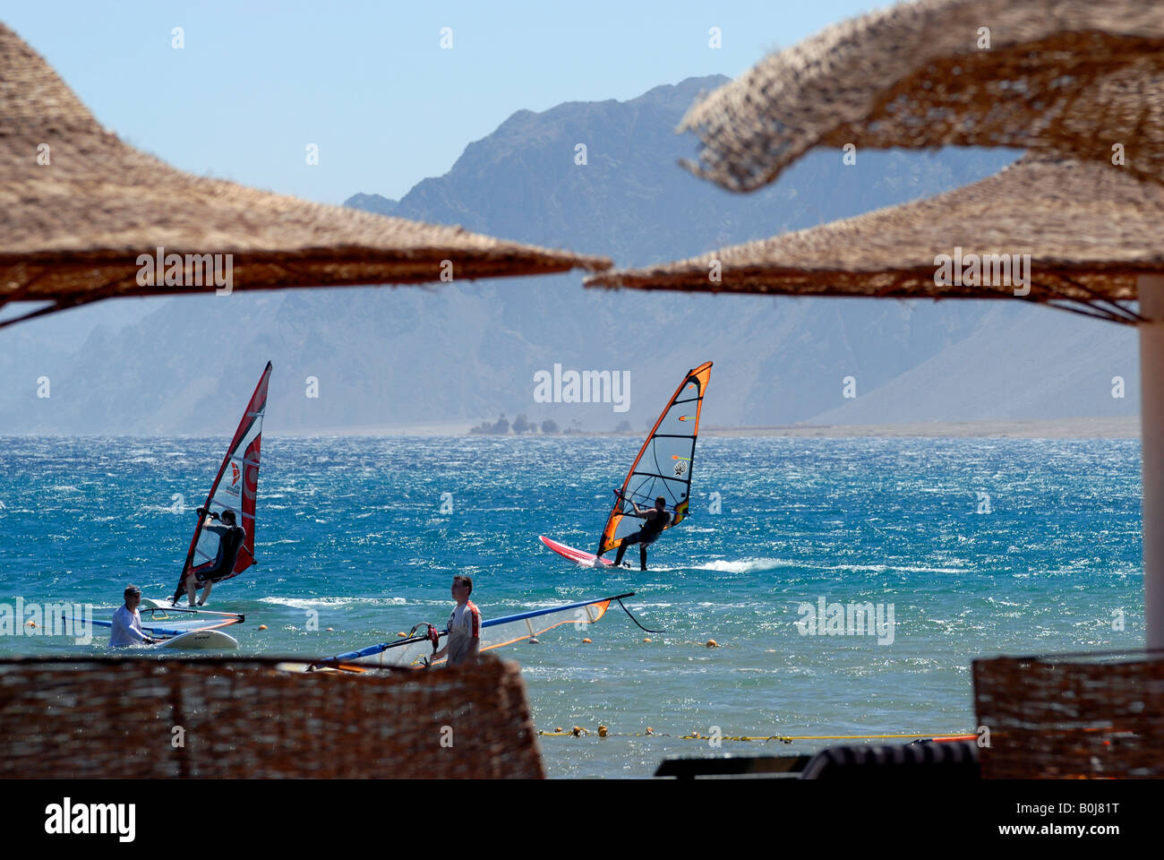 Des planches à la maison de Dahab resort avec les montagnes du Sinaï en Égypte Mer Rouge à distance Banque D'Images