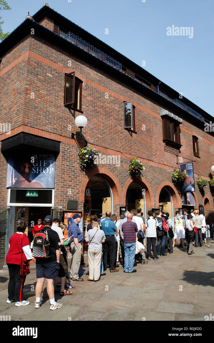 Les touristes faisant la queue pour entrer dans le centre Jorvik Viking Centre commercial coppergate signe York North Yorkshire england uk Banque D'Images