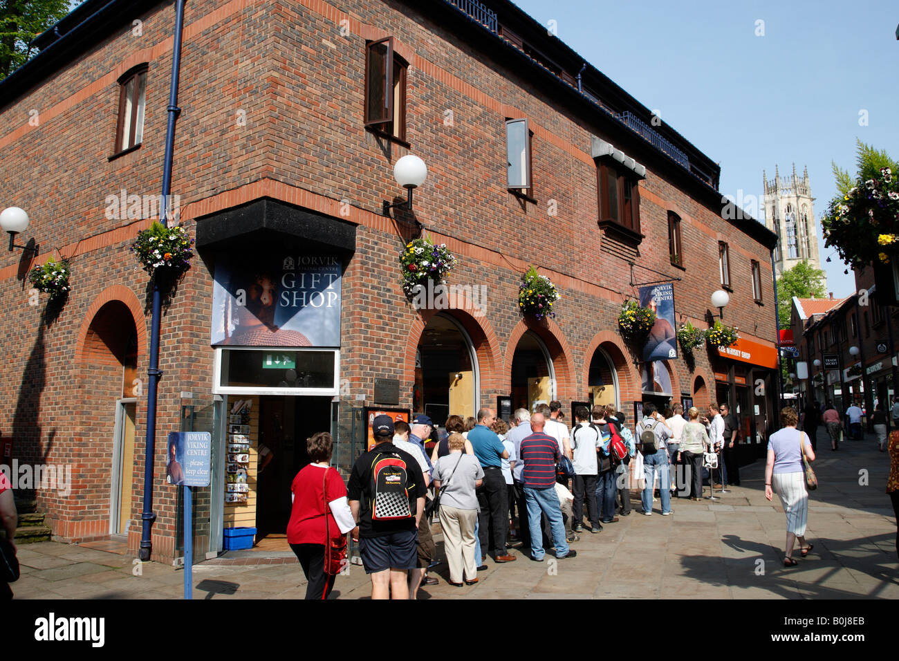 Les touristes faisant la queue pour entrer dans le centre Jorvik Viking Centre commercial coppergate signe York North Yorkshire england uk Banque D'Images