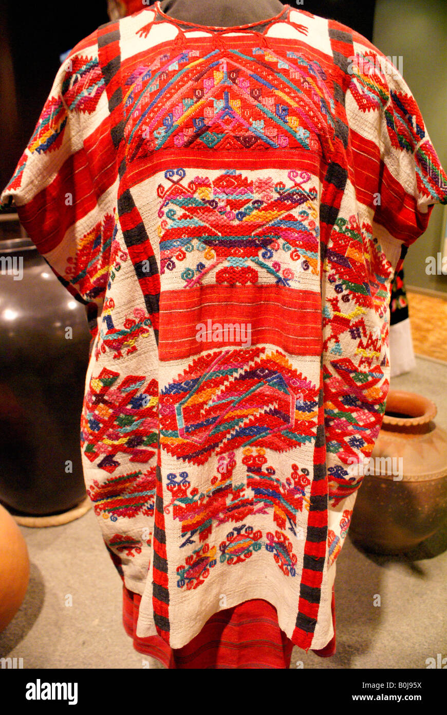 Brodé traditionnel de huipil Oaxaca, Musée National d'Anthropologie, Mexico Banque D'Images
