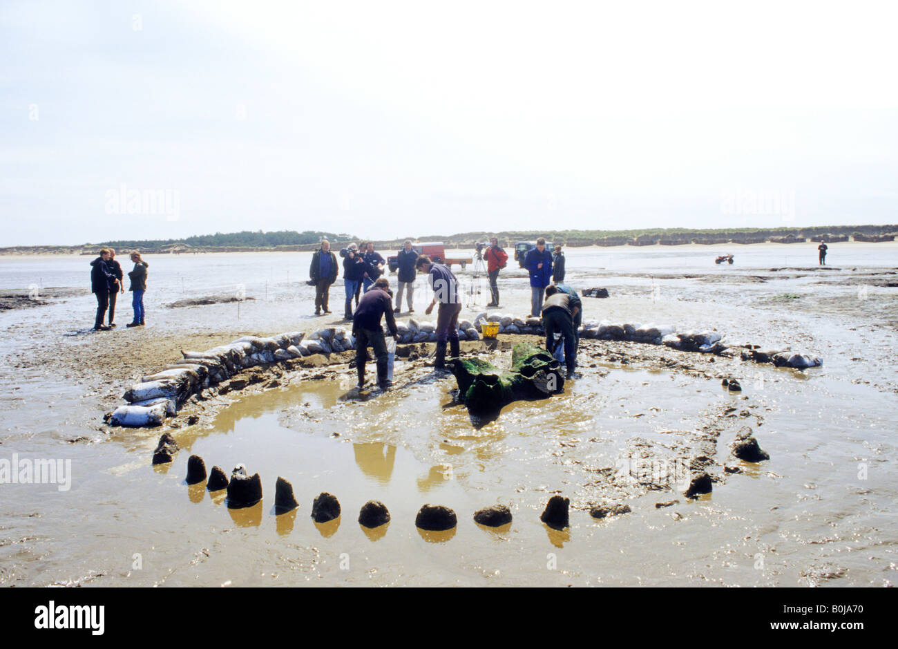 Seahenge excavation 1999 Holme beach Norfolk à l'âge du Bronze monument gens creuser archéologues archéologie cercle bois d'Angleterre Banque D'Images