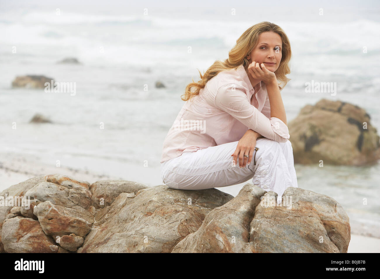 Woman Relaxing on Beach Banque D'Images