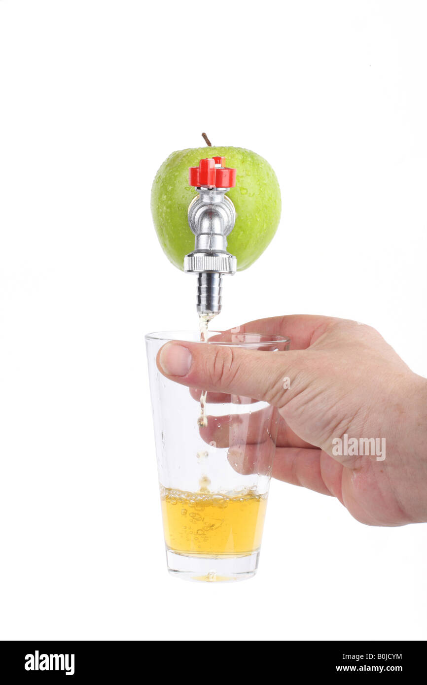 Green Apple avec le robinet et le jus de pomme de streaming il notion de fraîcheur et de saine alimentation Banque D'Images