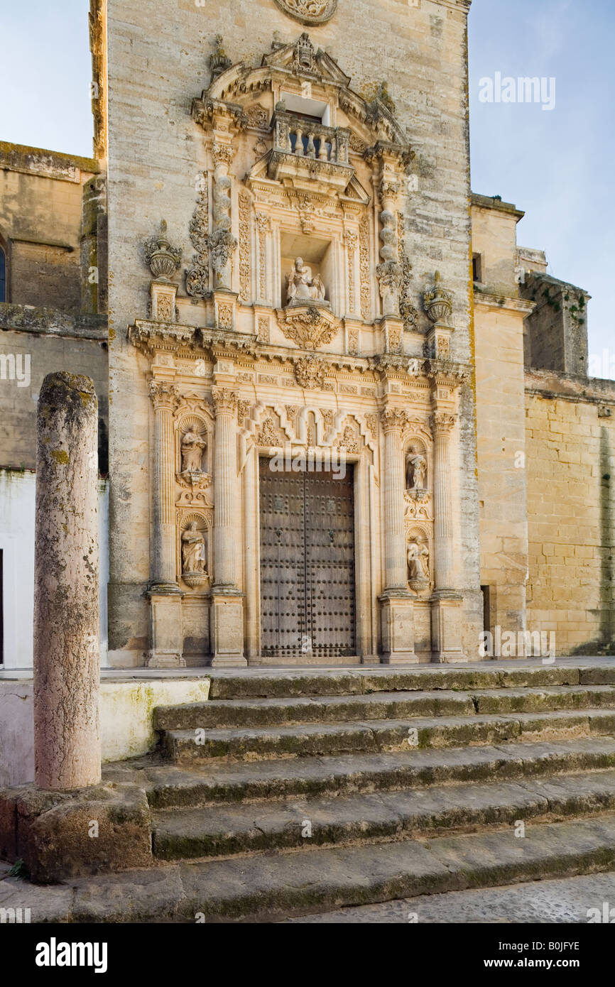 La ville d'Arcos de la Frontera, Andalousie, espagne. Entrée de l Église de San Pedro également connu sous le nom de l'église Saint Pierre Banque D'Images