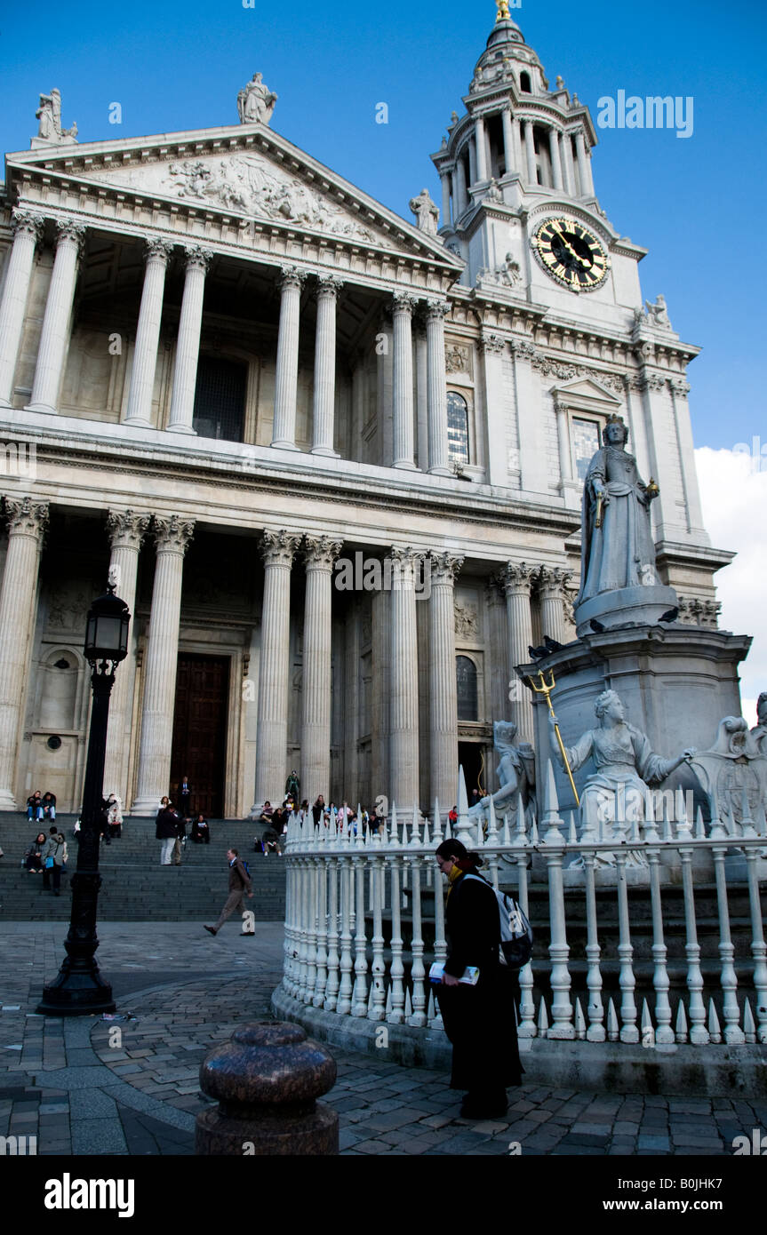 Stateu de la reine Victoria, la Cathédrale St Paul, Londres, Angleterre Banque D'Images