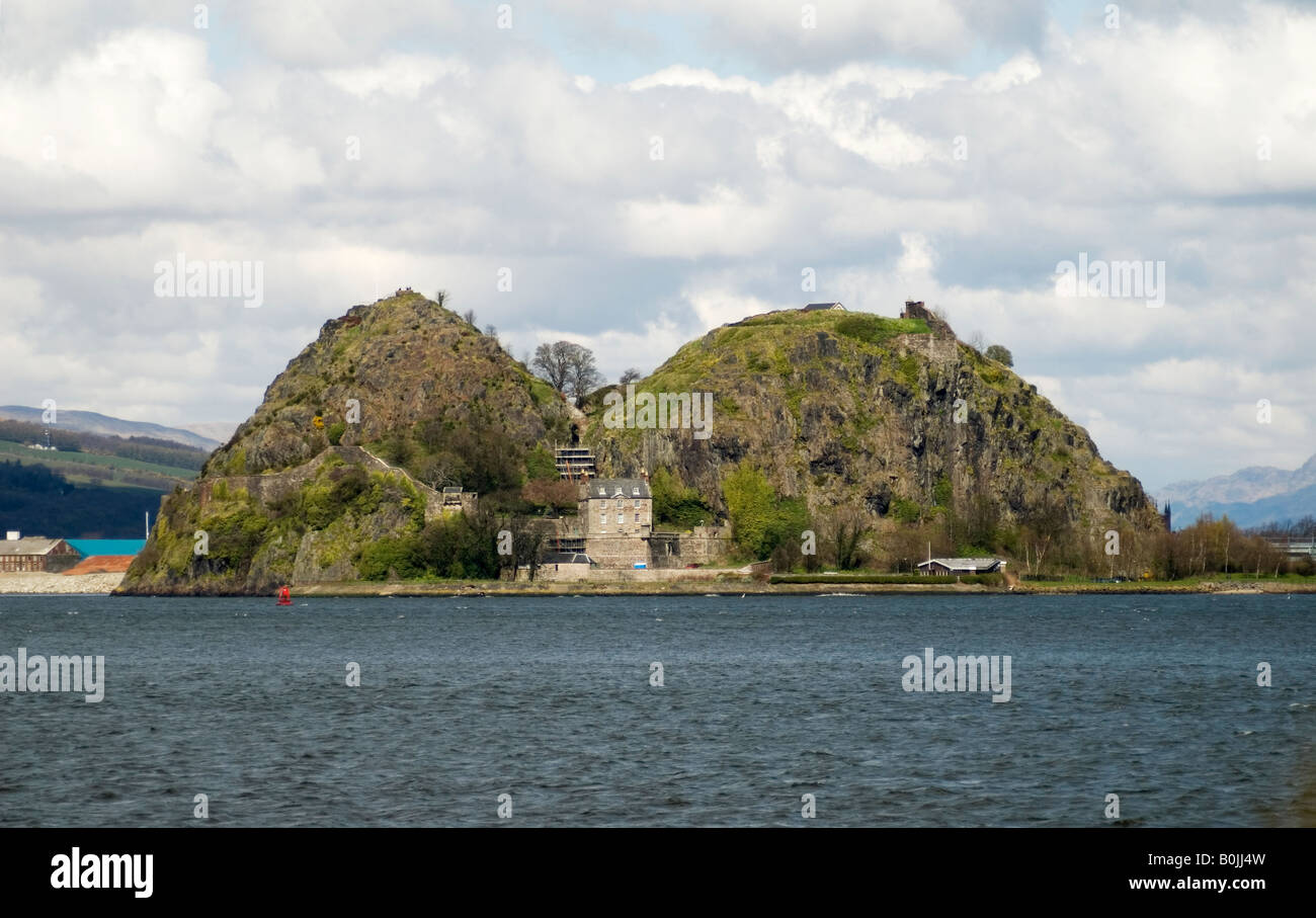 Dumbarton Rock sur la Clyde près de Glasgow. Le bouchon volcanique est un des plus difficiles ascensions techniques dans le monde. Banque D'Images