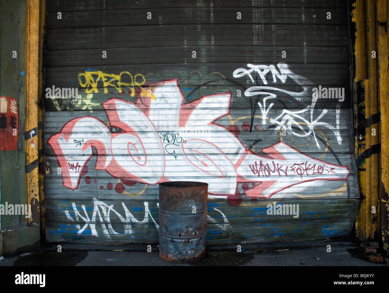 Un graffiti sur la porte d'un entrepôt désaffecté. Banque D'Images