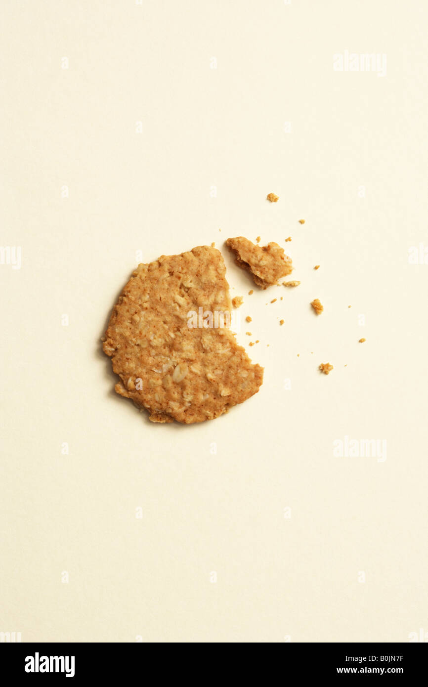 Biscuit cassé sur fond uni Banque D'Images