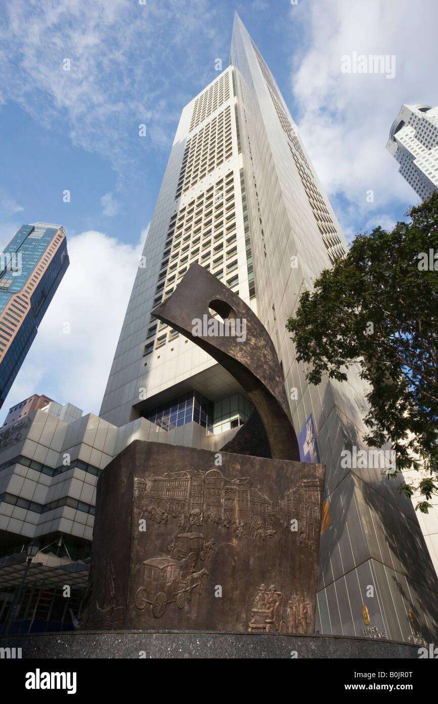 La sculpture à l'avant du bâtiment OUB, Singapour Banque D'Images