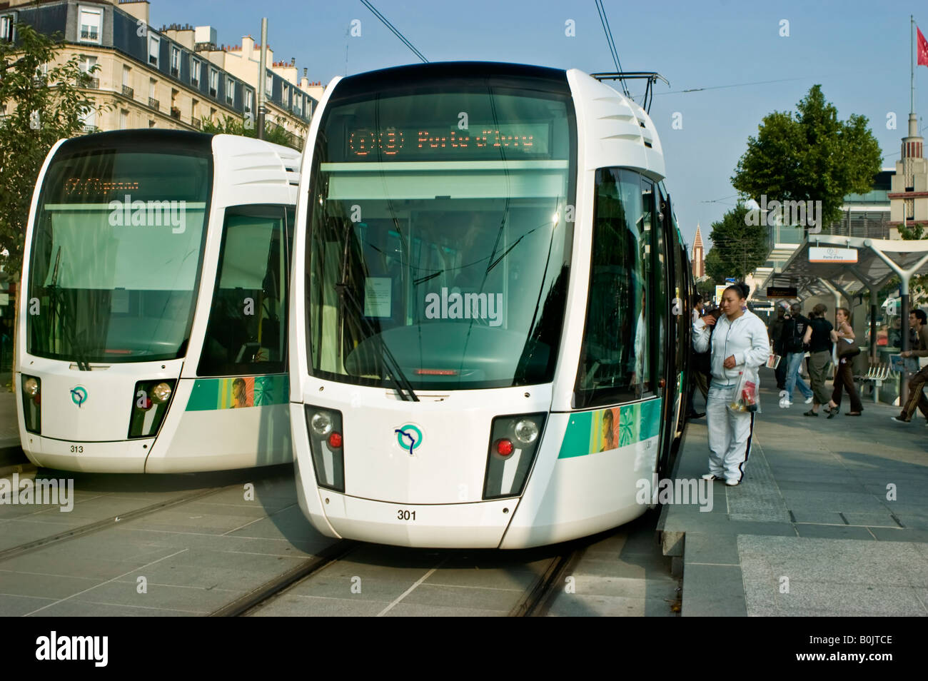 Paris France, transport public foule les gens qui montent sur la station de tramway, trains de banlieue, tramway paris, front Banque D'Images