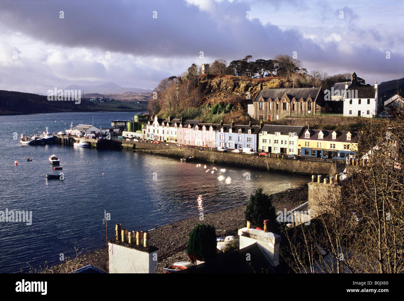 Au coucher du soleil le port de Portree, Isle of Skye, Scotland Banque D'Images