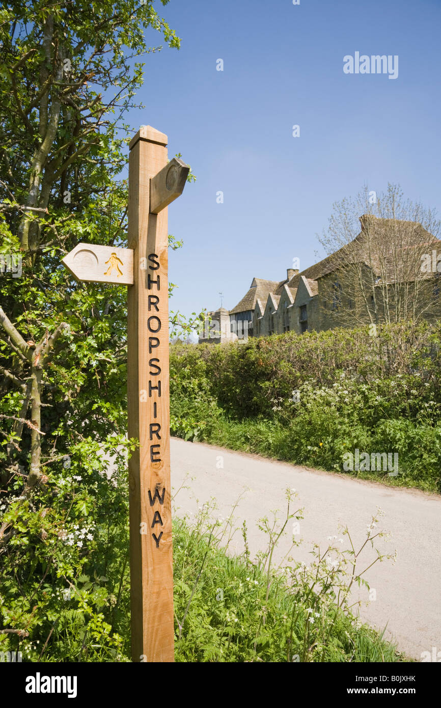 Le Shropshire Way sentier de grande enseigne sur le long d'un chemin de campagne par Stokesay Castle Shropshire Angleterre Royaume-uni Grande-Bretagne Banque D'Images