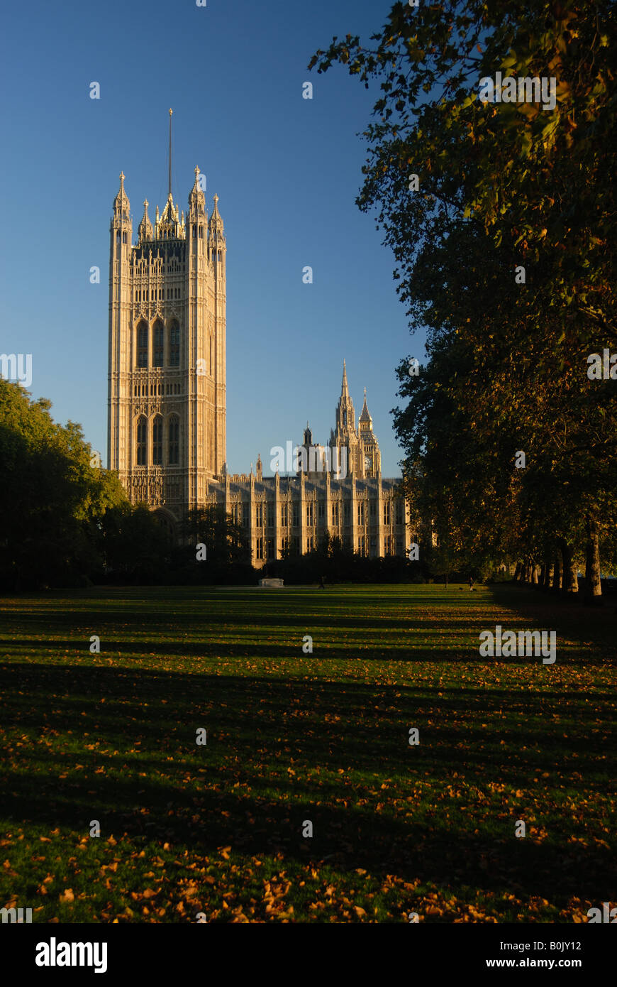 La Tour Victoria des Chambres du Parlement et Victoria Tower Gardens, London UK Banque D'Images