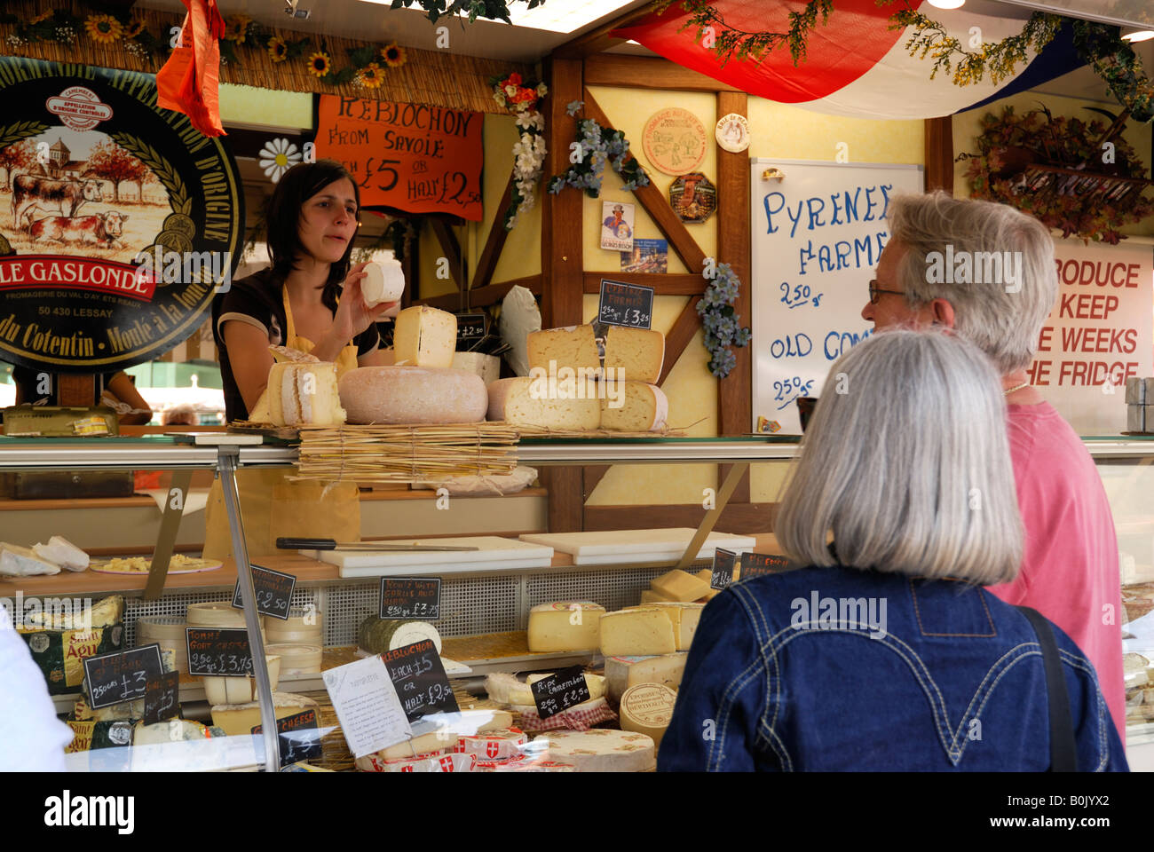 Couple qui achète du fromage de un marché Français à Plymouth, UK Banque D'Images