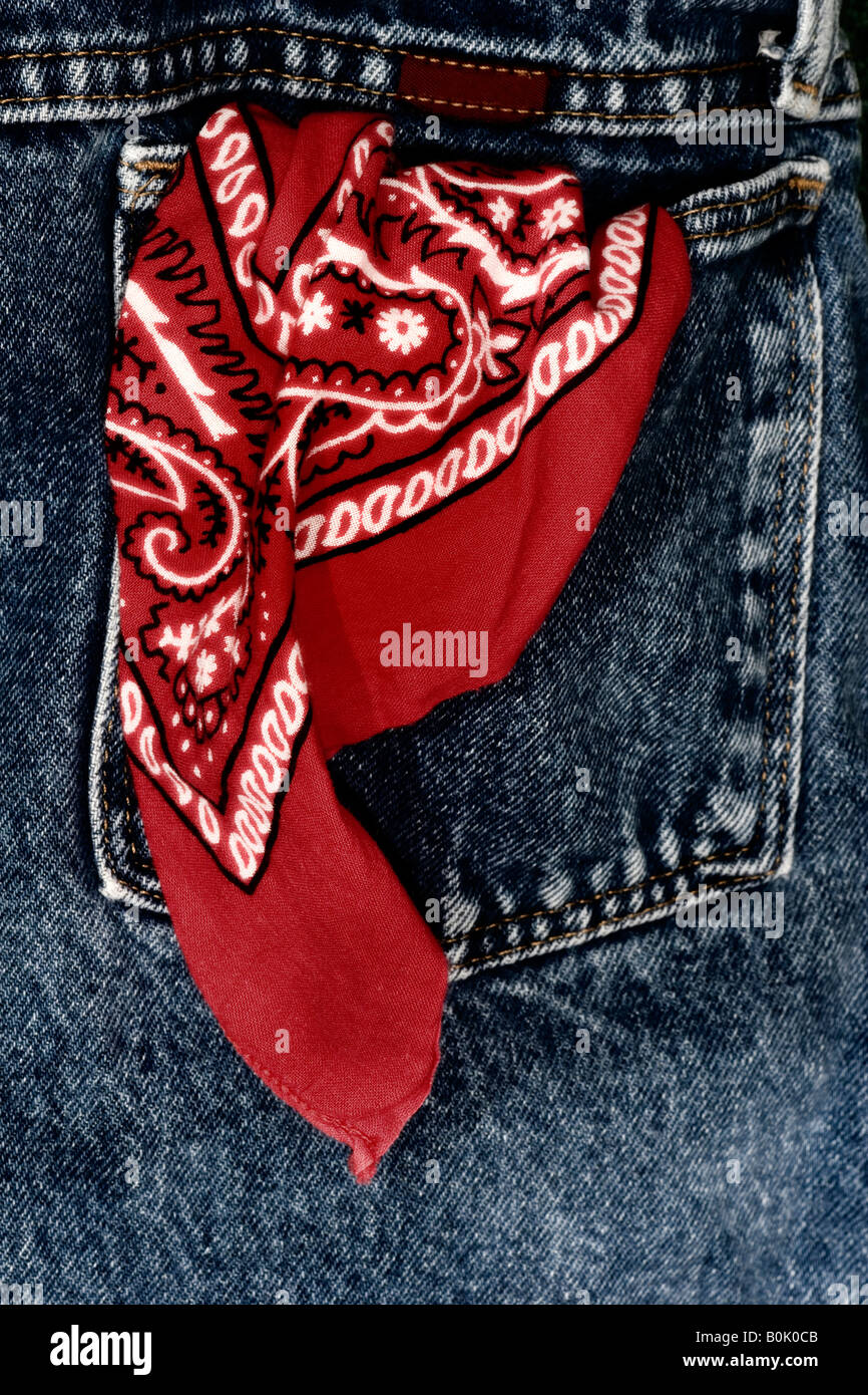 Bandana rouge pendaison de blue jeans pocket Photo Stock - Alamy