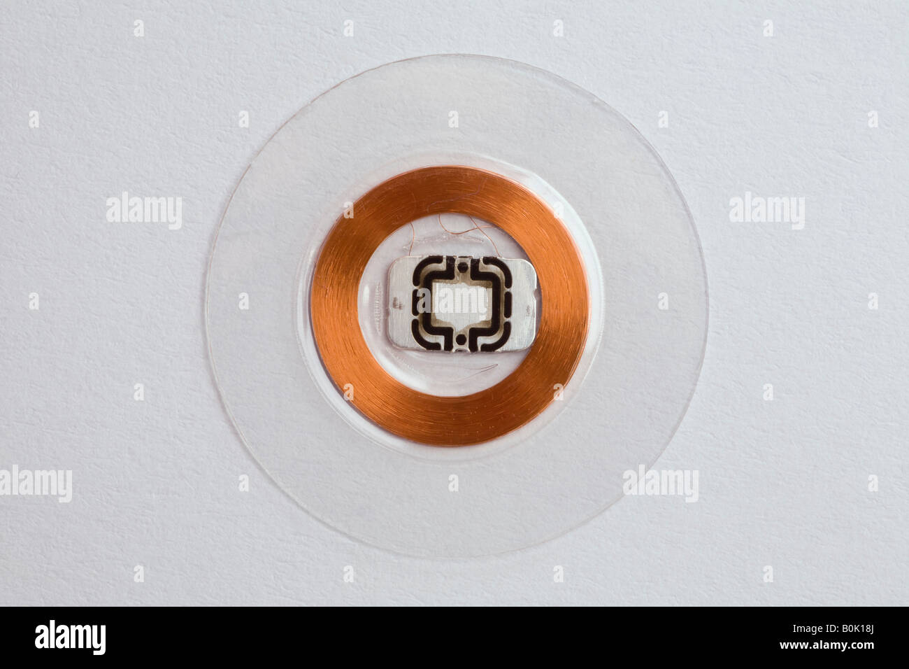 Une puce RFID photographiés en studio sur un fond blanc. Puce RFID photographiée en studio sur