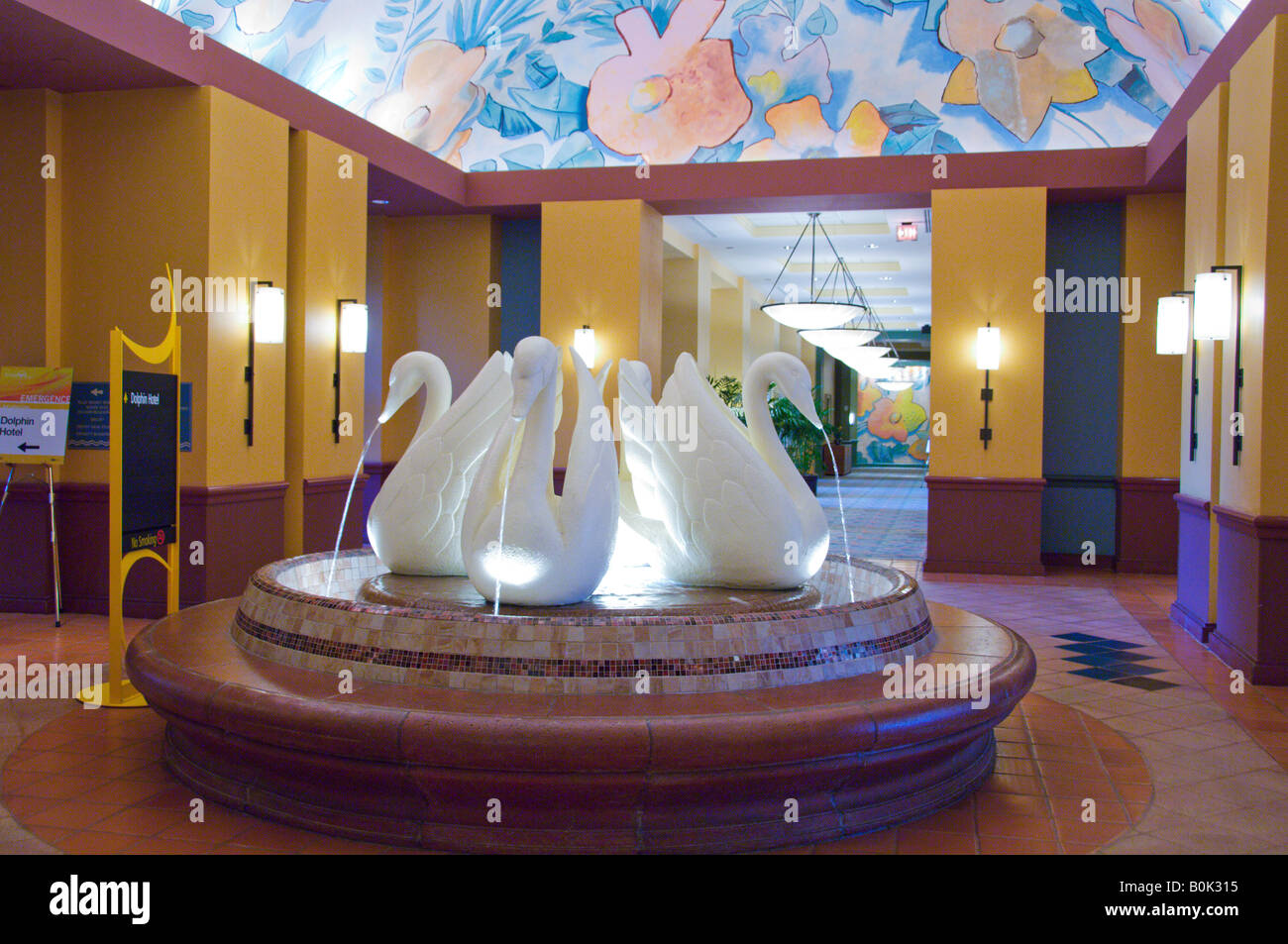 S Disney Swan Resort Hotel fontaine d'intérieur à Lake Buena Vista, Floride USA Banque D'Images