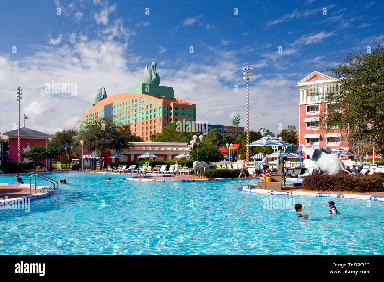 La piscine à Disney s Boardwalk Resort avec le Swan Hôtel de villégiature dans l'arrière-plan Banque D'Images