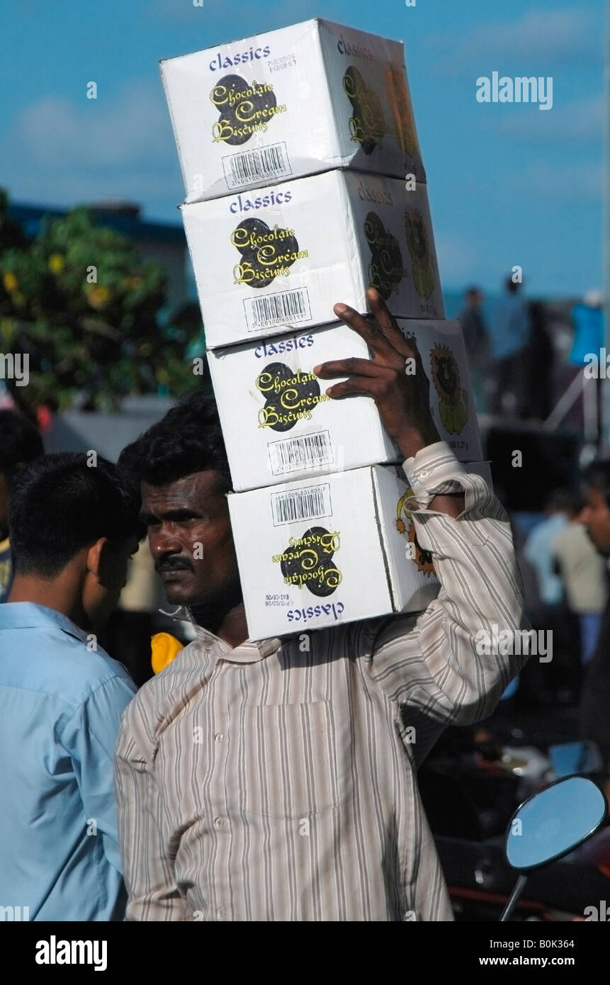Fournisseurs transport de marchandises sur les épaules des commerces marché local area à Malé Maldives Banque D'Images