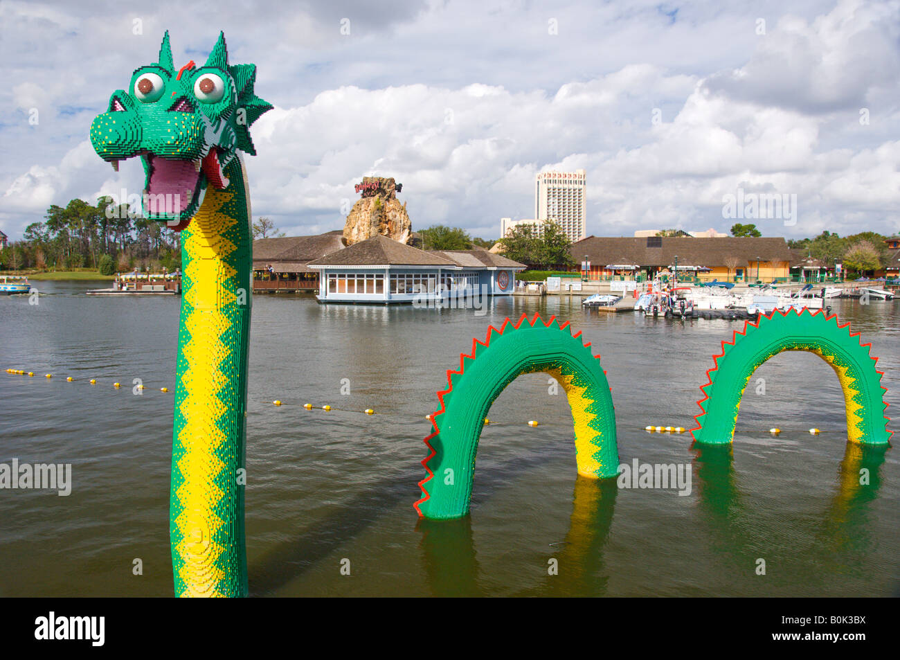 Le Dragon Lego dans le lac à Downtown Disney à Lake Buena Vista, Floride USA Banque D'Images