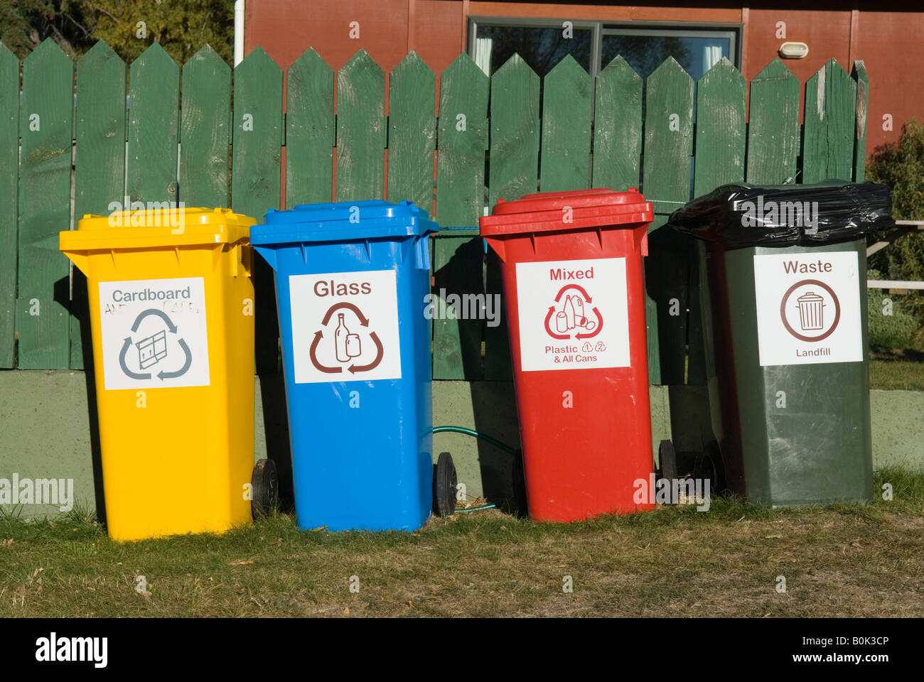 Bacs de recyclage couleur wheelie pour tri des déchets Banque D'Images Bacs de recyclage couleur wheelie pour tri des déchets Banque D'Images