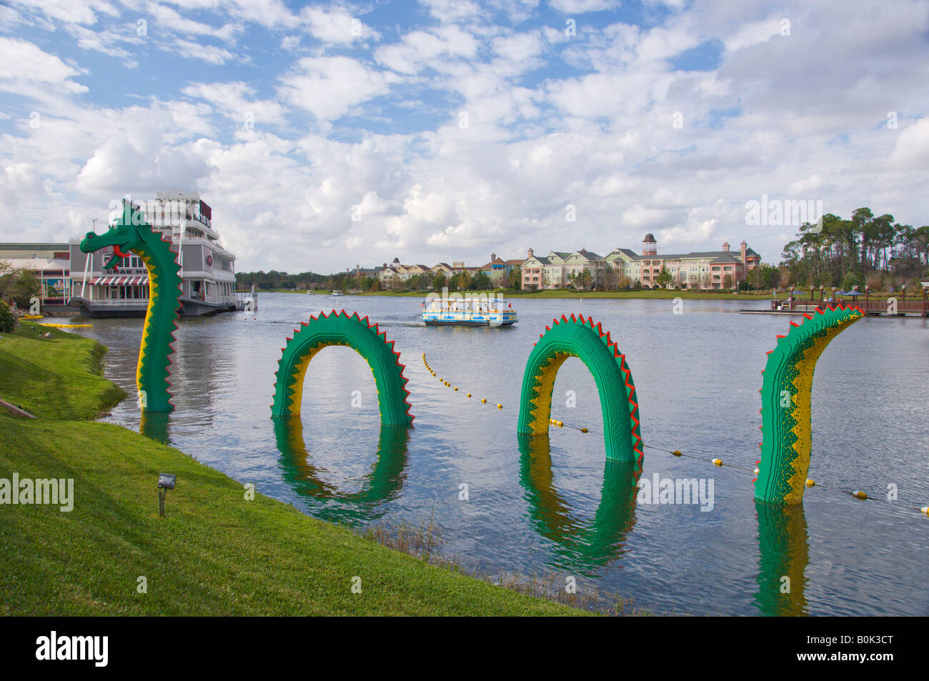Le Dragon Lego dans le lac à Downtown Disney à Lake Buena Vista, Floride USA Banque D'Images