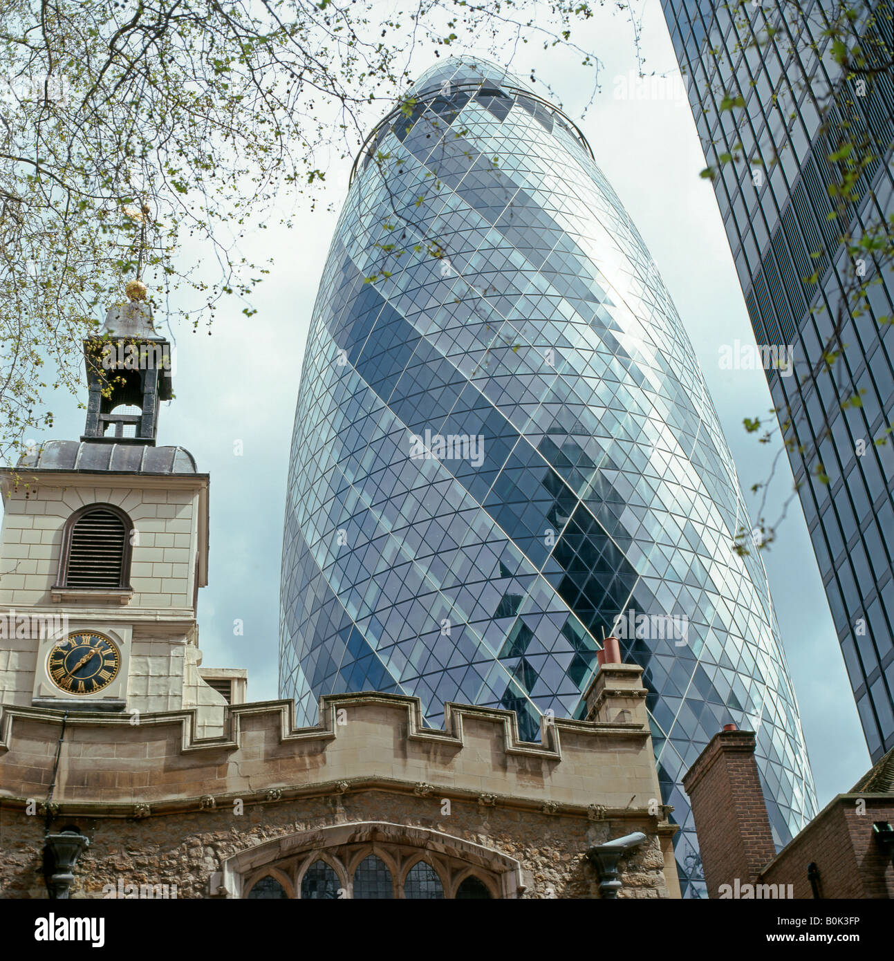 Norman Foster 's GHERKIN bâtiment 30 St Mary Ax montant derrière St Helens Bishopsgate église Londres Angleterre Royaume-Uni KATHY DEWITT Banque D'Images