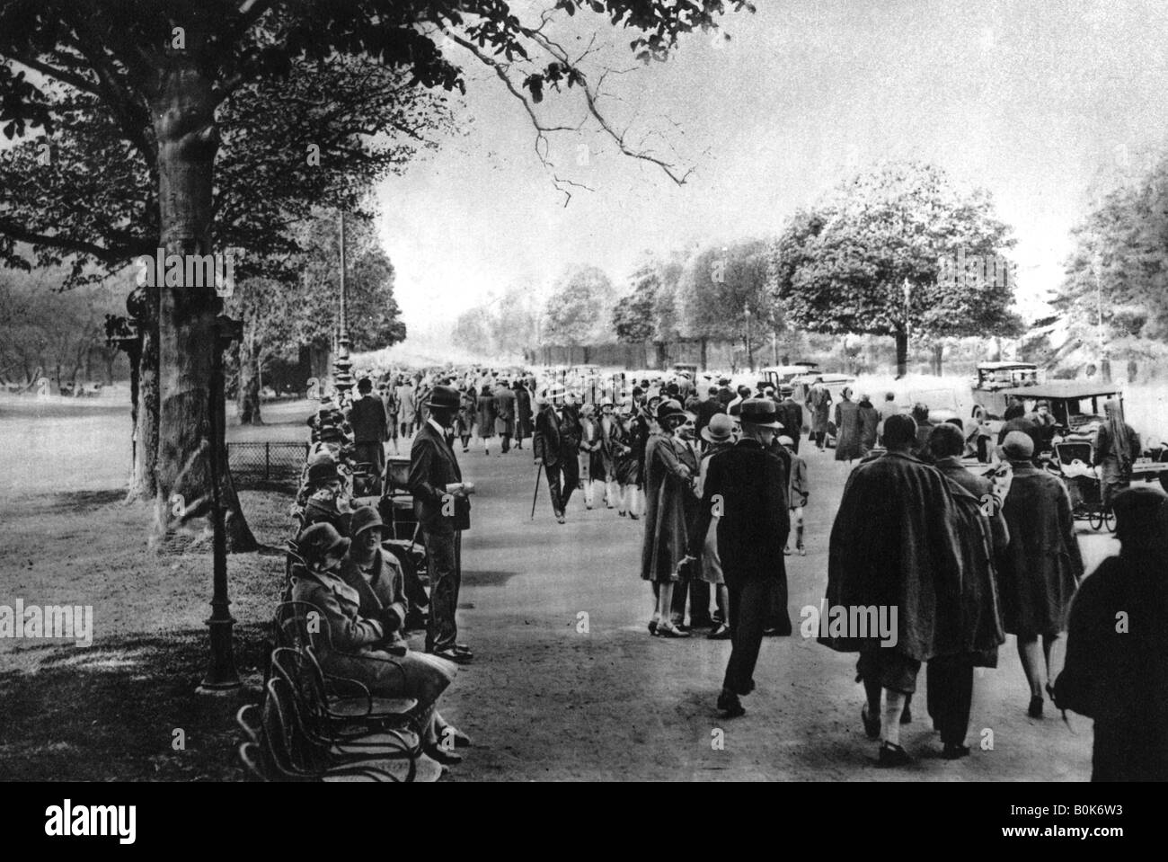 Avenue Foch menant de l'Etoile au Bois de Boulogne, Paris, 1931. Artiste : Ernest Flammarion Banque D'Images