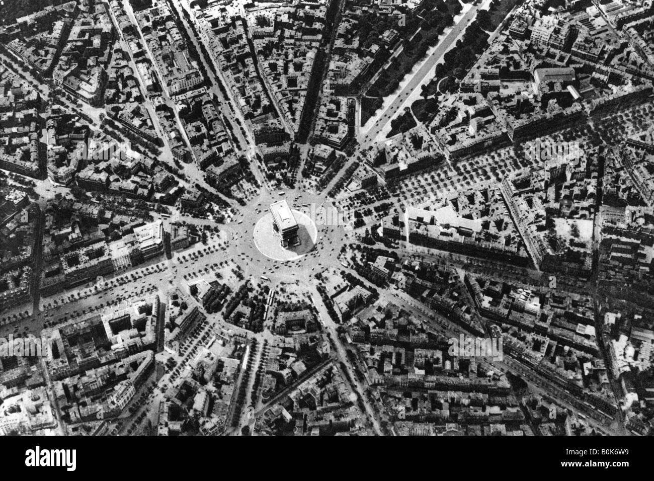 Une vue d'ensemble de la Place de l'Etoile et l'Arc de Triomphe, Paris, 1931. Artiste : Ernest Flammarion Banque D'Images