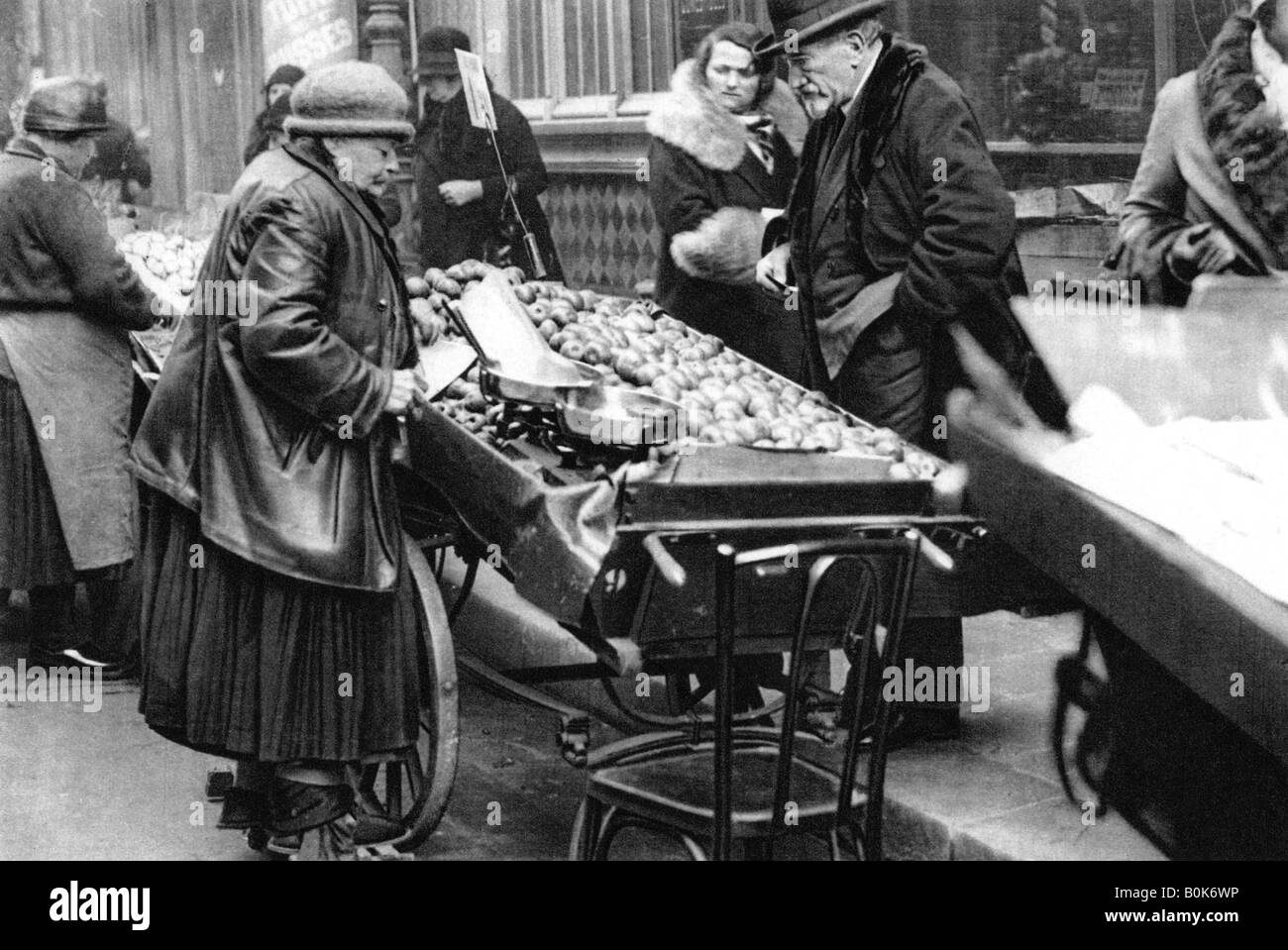 Un vendeur de fruits typiques, Paris, 1931.Artiste : Ernest Flammarion Banque D'Images