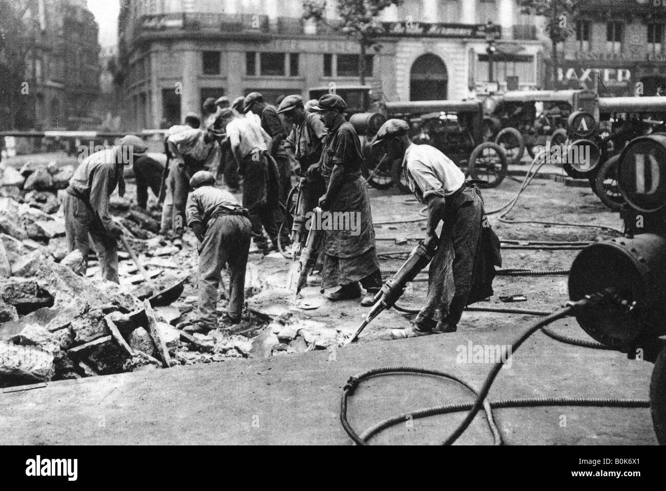 Renouveler les routes sur les Grands Boulevards, Paris, 1931.Artiste : Ernest Flammarion Banque D'Images