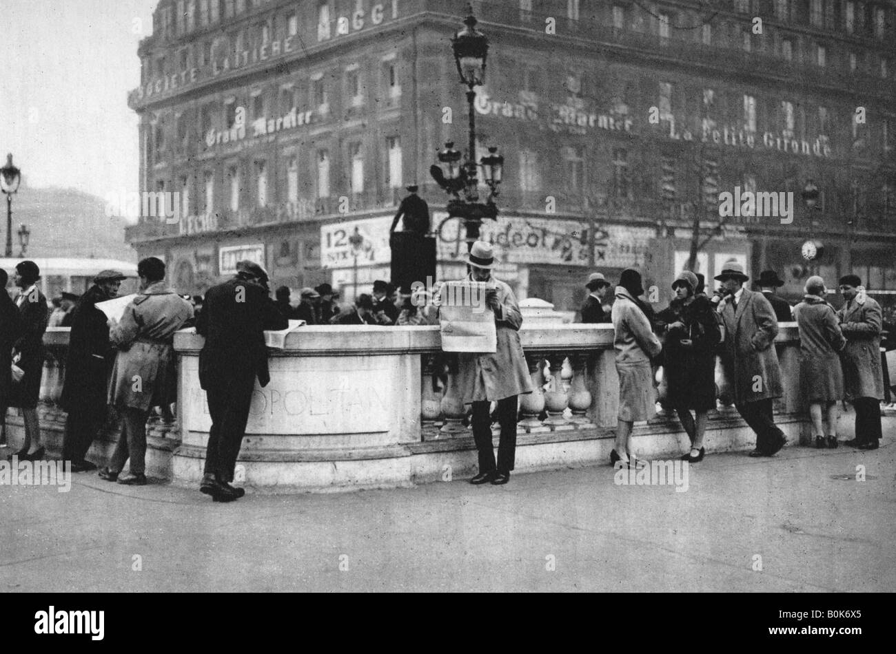 Lieu de rencontre à l'entrée d'une station de métro, Paris, 1931. Artiste : Ernest Flammarion Banque D'Images