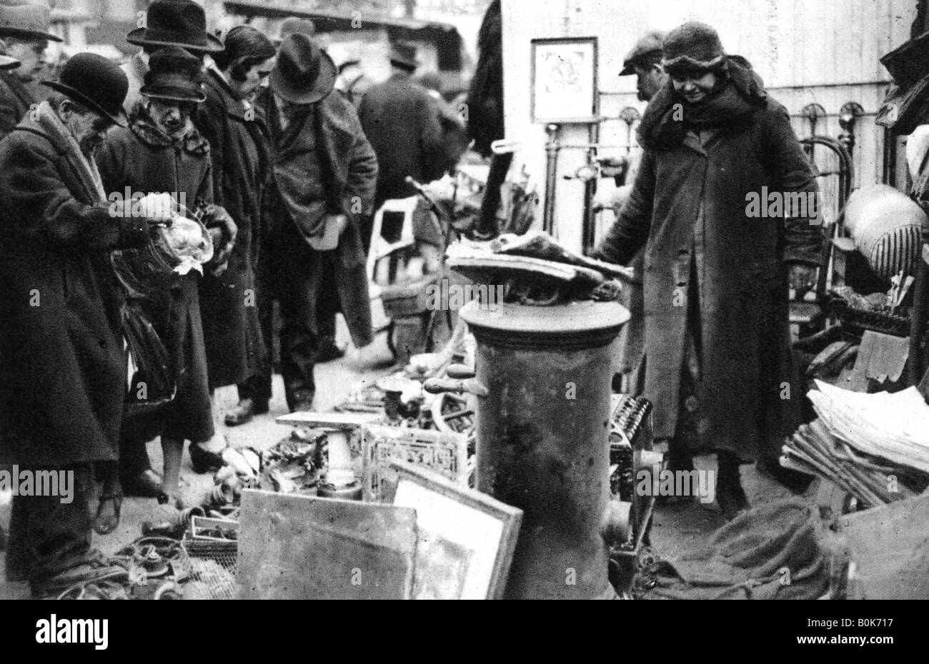 Ancien Fer à Repasser Foire sur le Boulevard Richard Lenoir, Paris, 1931.Artiste : Ernest Flammarion Banque D'Images