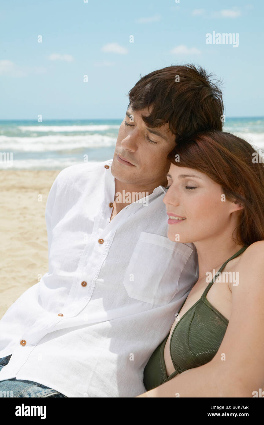 Young Couple at Beach Banque D'Images