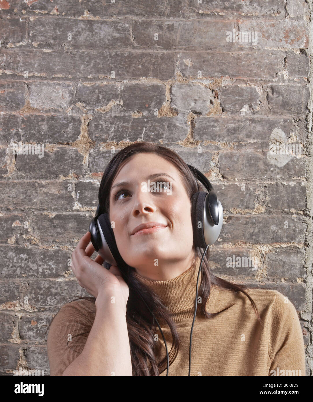 Mid-Adult Woman Listening to Headphones Banque D'Images