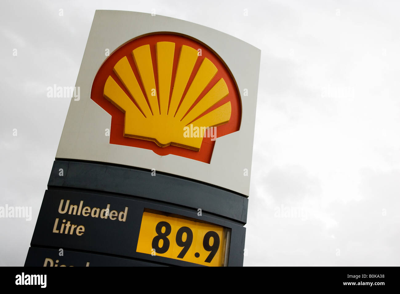 Station service Shell sign advertising l'essence sans plomb à 899 pence par litre Gloucestershire UK Banque D'Images
