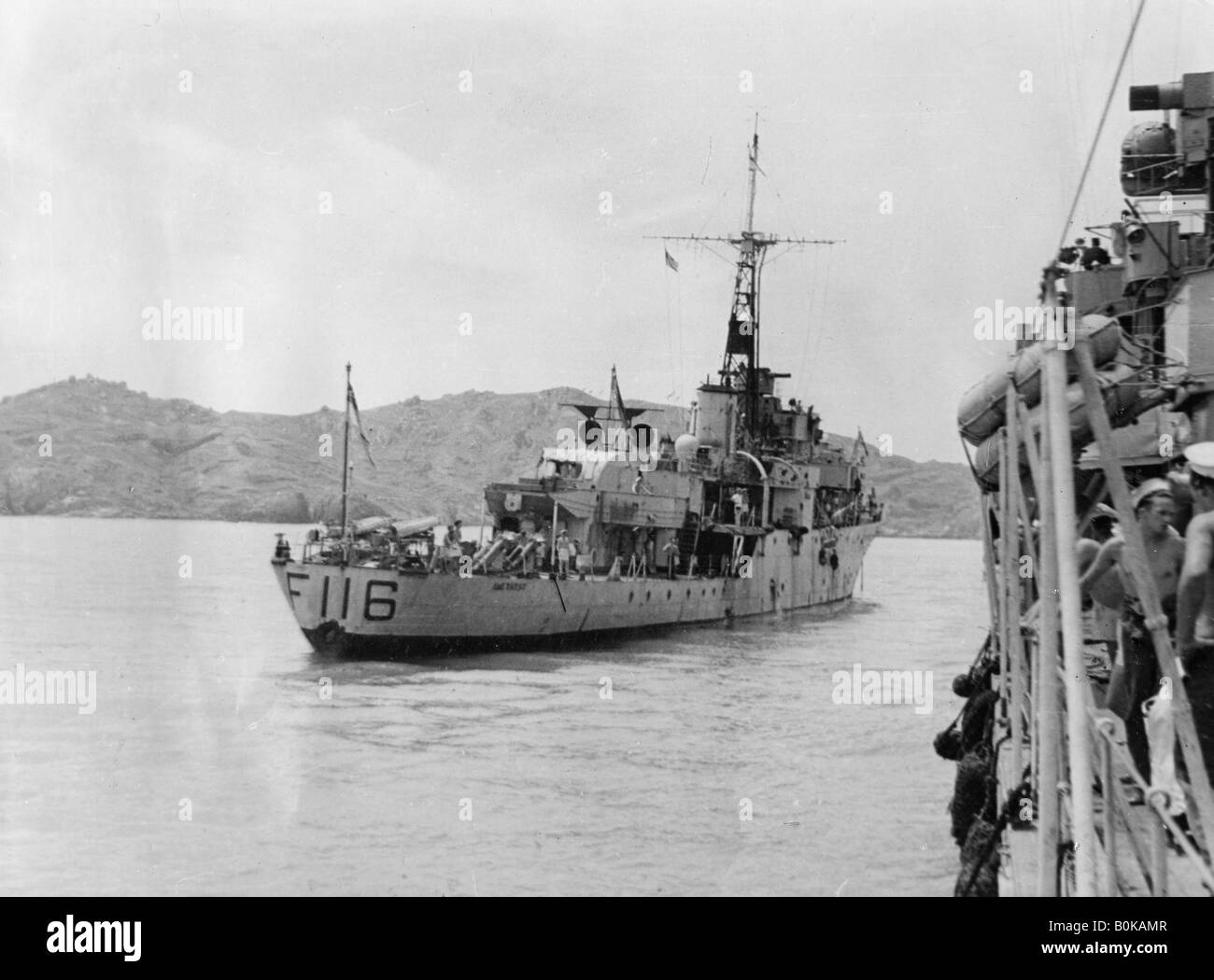 Le HMS Amethyst, après action sur la rivière Yangtze, le 20 avril 1949. Artiste : Inconnu Banque D'Images