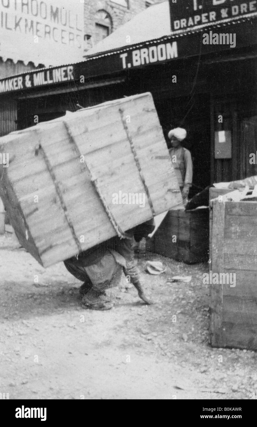 Un porteur de lever une grande charge, Chakrata, Inde, 1917. Artiste : Inconnu Banque D'Images