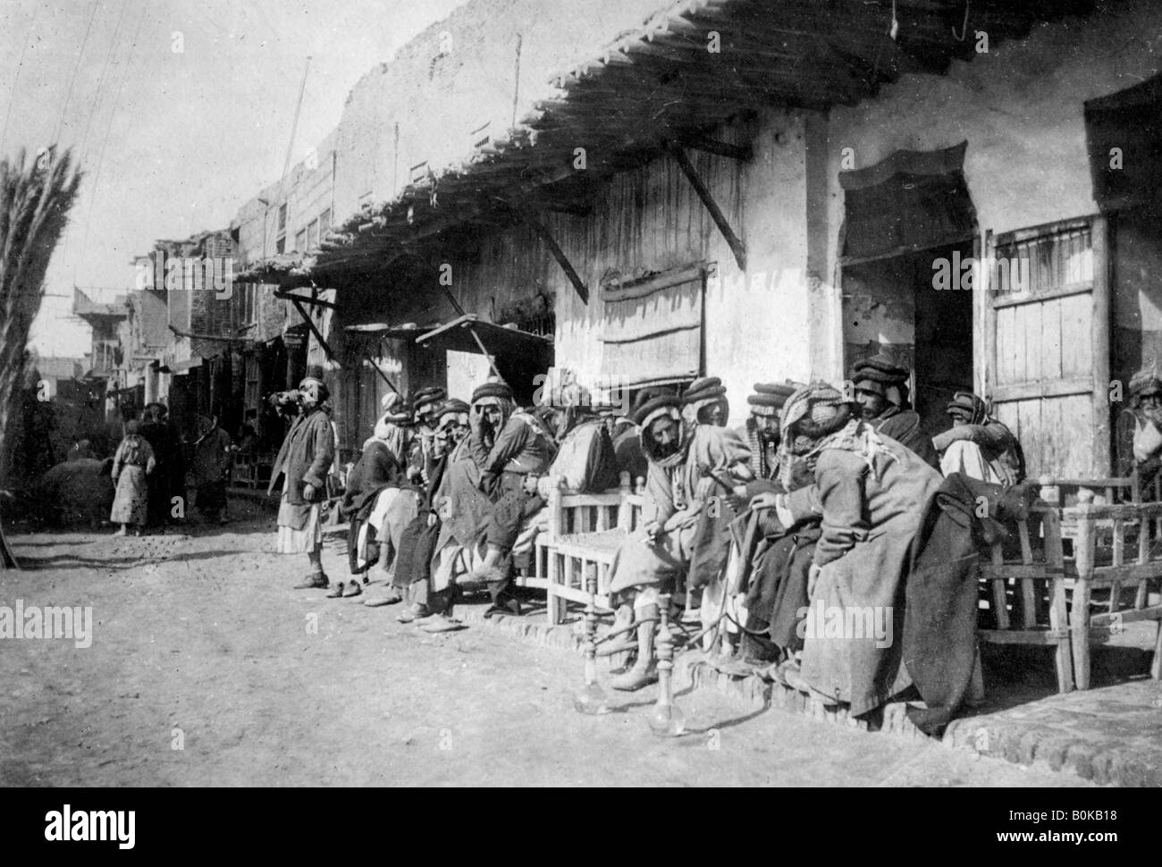 Café arabe, Kazimain, Iraq, 1917-1919. Artiste : Inconnu Banque D'Images