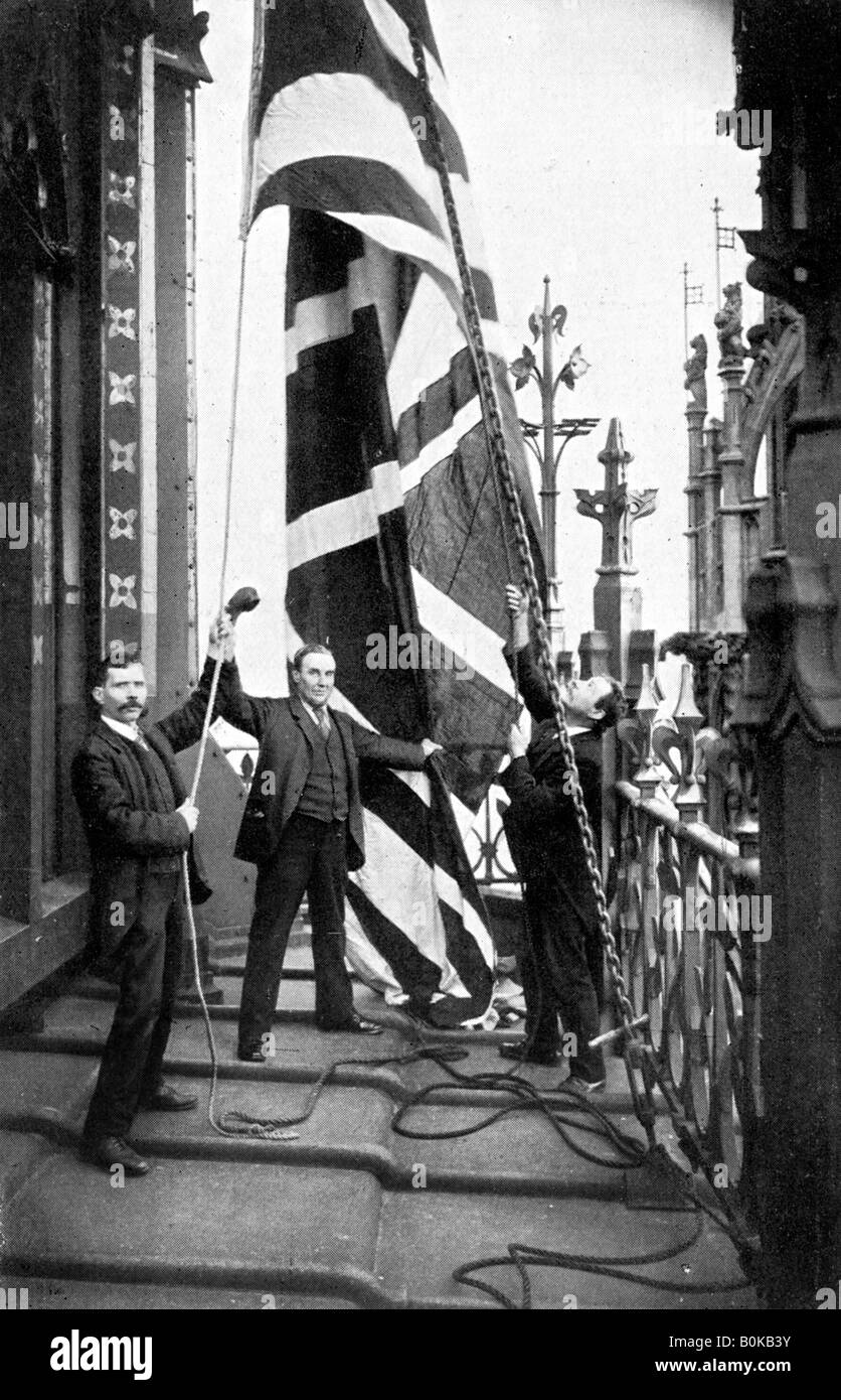 Hissant l'Union Jack, Les Maisons du Parlement, Westminster, c1905. Artiste : Inconnu Banque D'Images