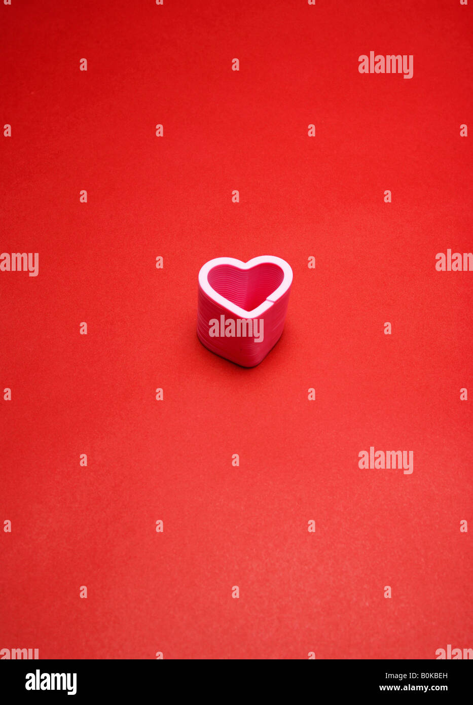 Seul l'amour coeur sur fond rouge Banque D'Images