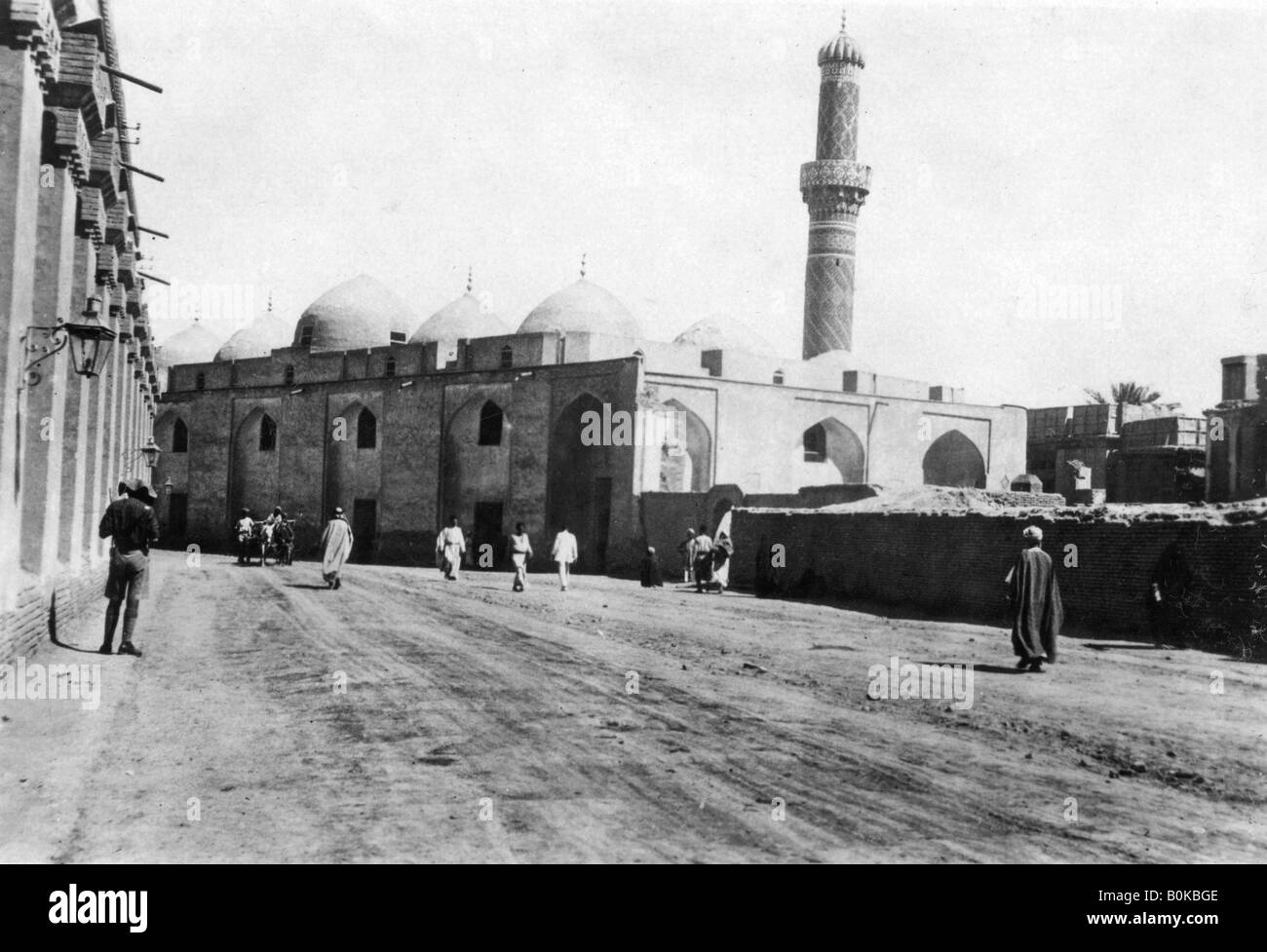 Mosquée dans la rue de la rivière, à Bagdad, la Mésopotamie, LA PREMIÈRE GUERRE MONDIALE, 1918. Artiste : Inconnu Banque D'Images