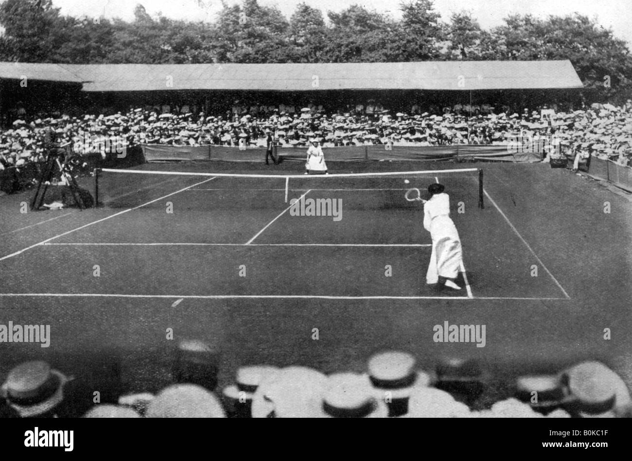 A la finale des femmes à l'ancien Wimbledon, 1905. Artiste : Inconnu Banque D'Images