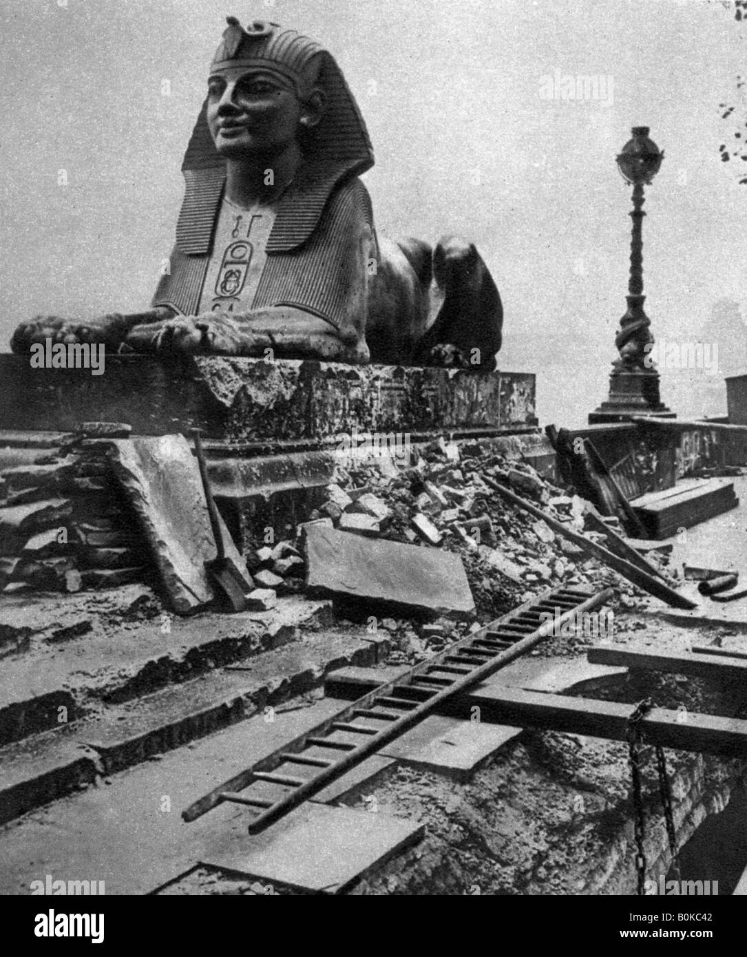 Sphinx endommagé par une bombe allemande abandonnée sur le quai, 4 septembre 1917, (1935). Artiste : Inconnu Banque D'Images